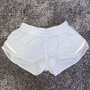 lululemon hotty hot II 2.5” shorts